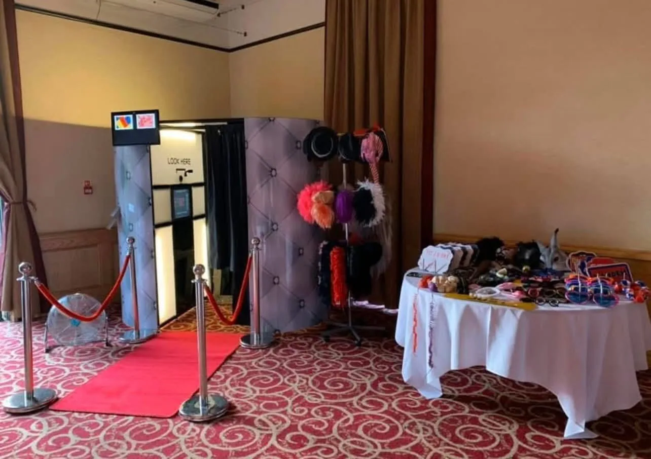 Enclosed Oval photo booth with red carpet
